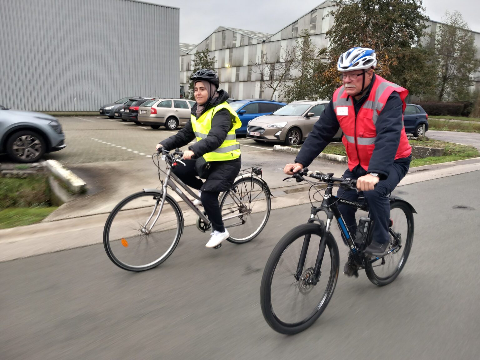 Mensen die fietsen